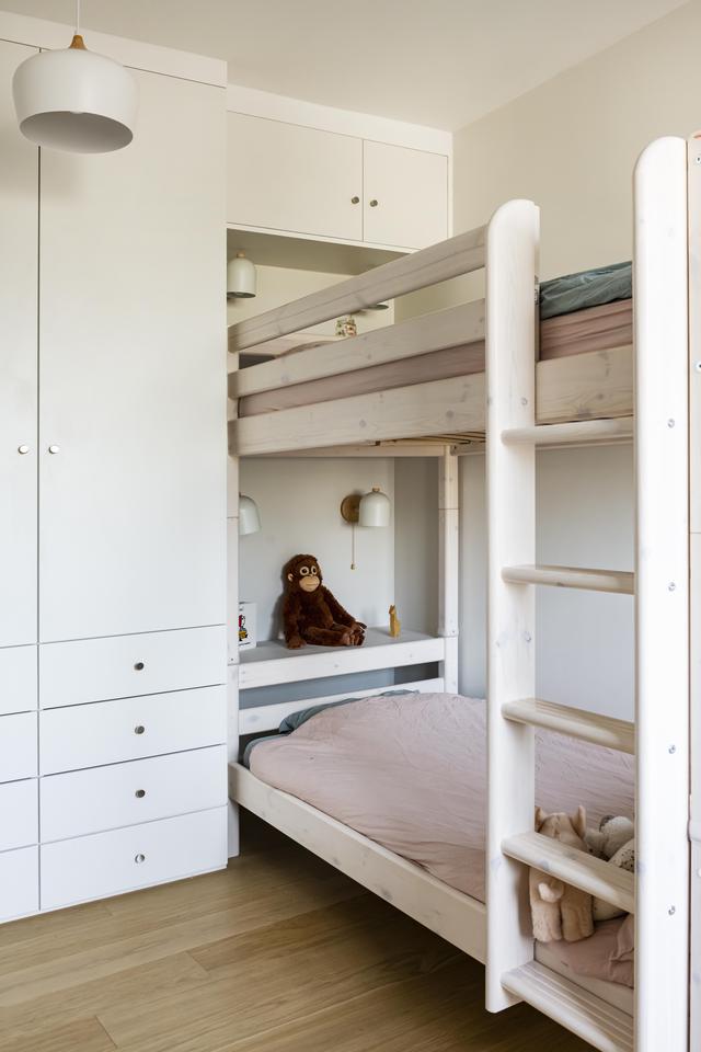 Chambre enfants avec lit superposé et dressing sur mesure.
