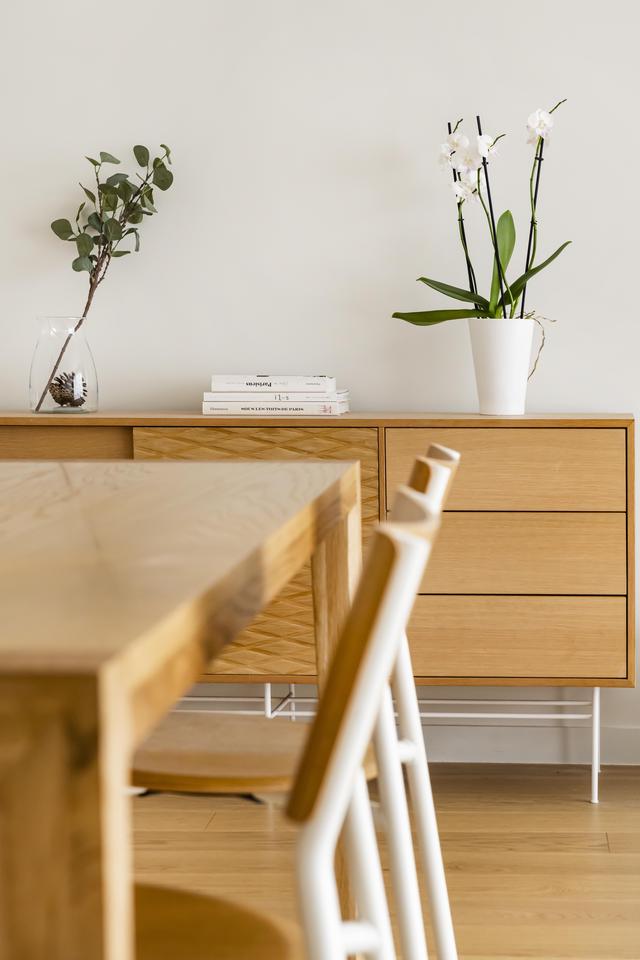 Mobilier en bois de style scandinave.