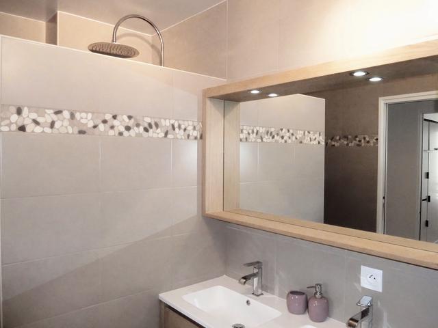 Salle de douche avec meuble double vasque en bois pour plus de fonctionnalité