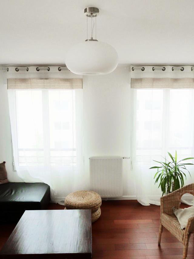 Le luminaire blanc tout en rondeur apporte de la douceur et de la luminosité à la pièce