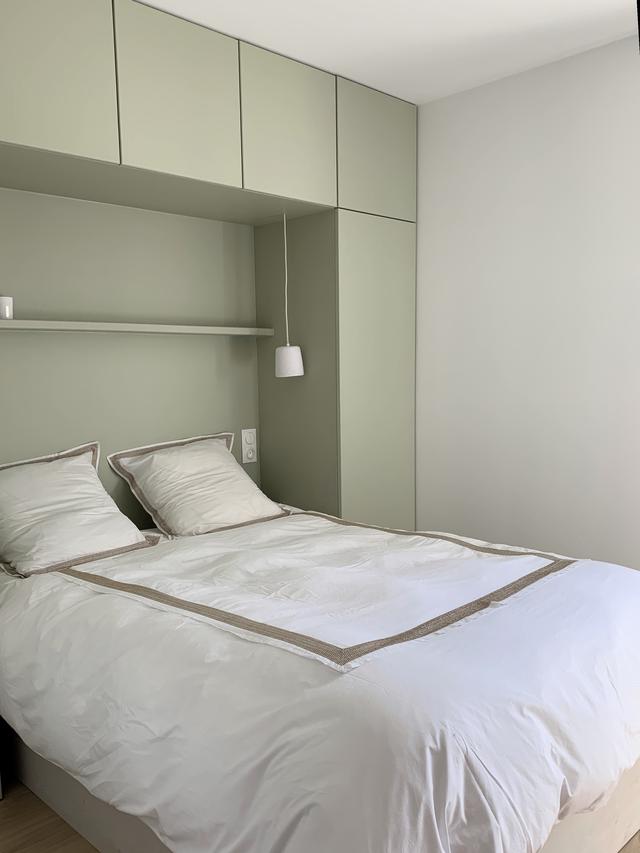 Chambre parentale avec pont de lit sur mesure.