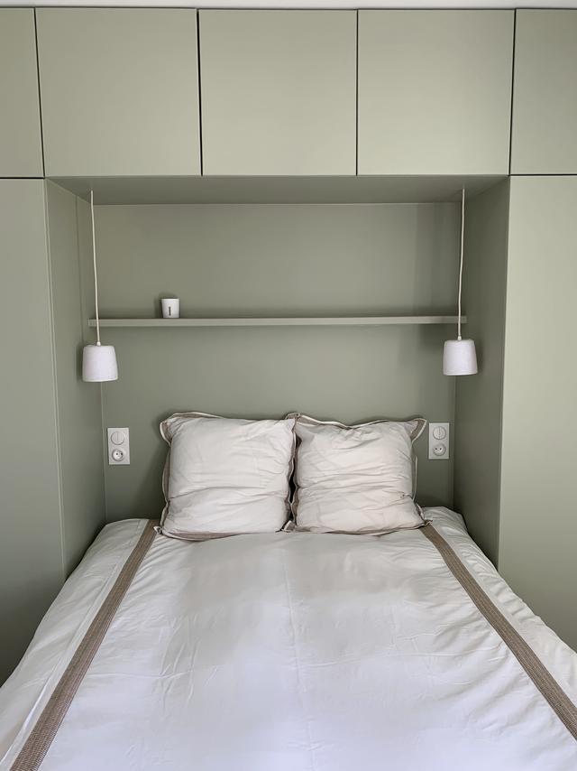 Chambre parentale avec pont de lit sur mesure.