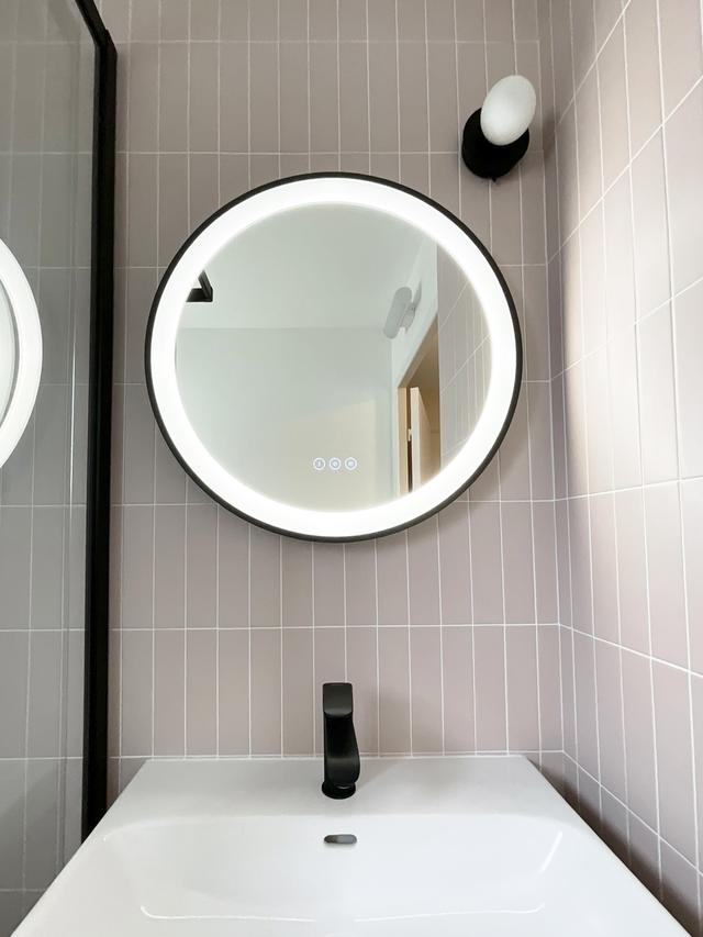 Détail salle de bain rose et noire.