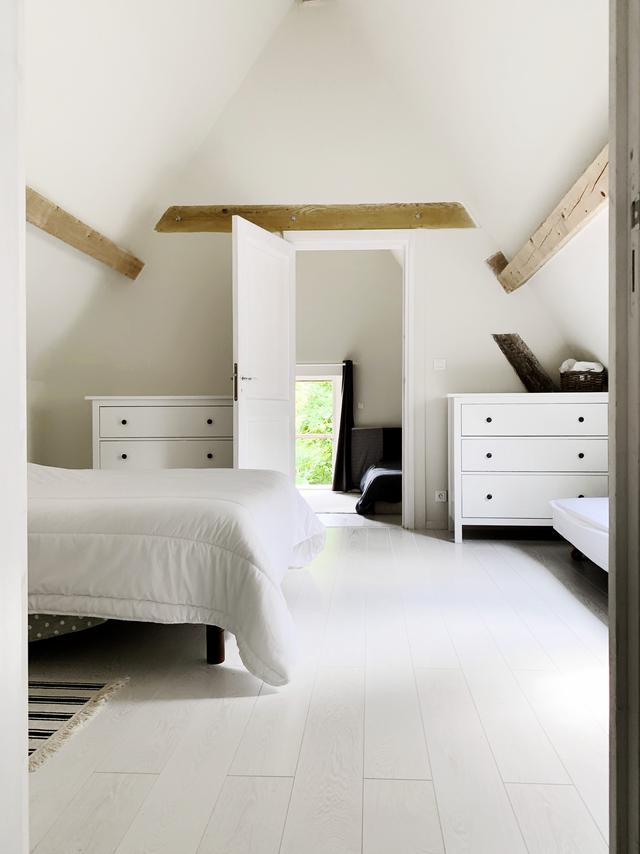 Le parquet en bois lasuré blanc apporte plus de luminosité