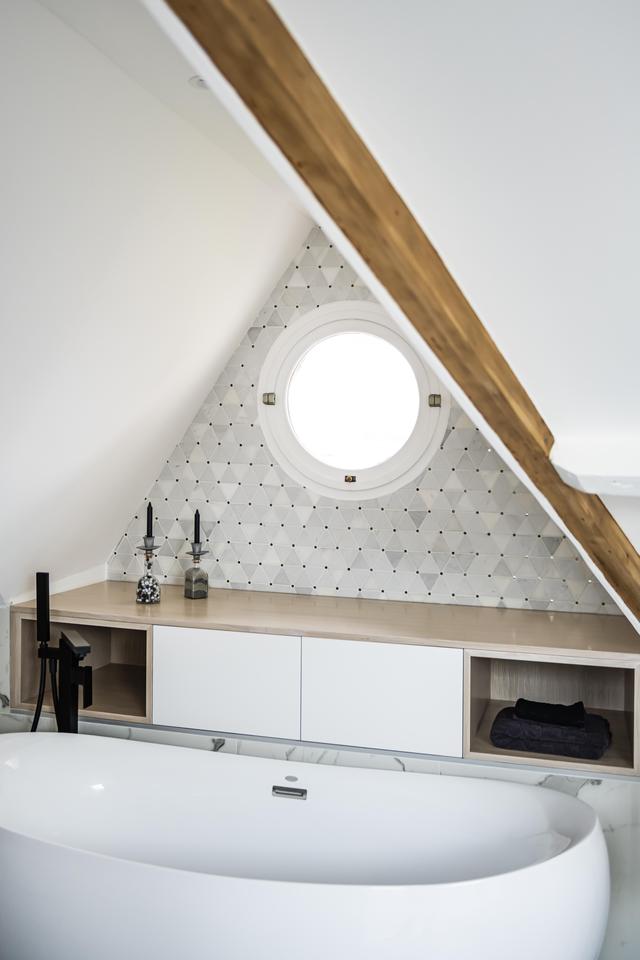 Menuiseries sur mesure blanc et bois.