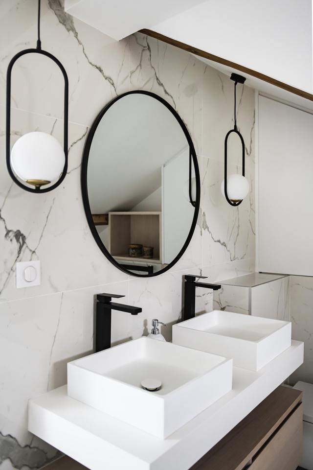 Accessoires noirs pour plus d&rsquo;élégance.