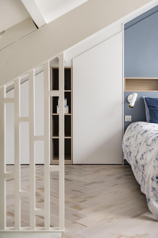 Un claustra sur mesure sépare la salle de bain de la chambre.