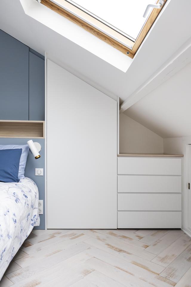 Parquet blanchi posé en chevron.