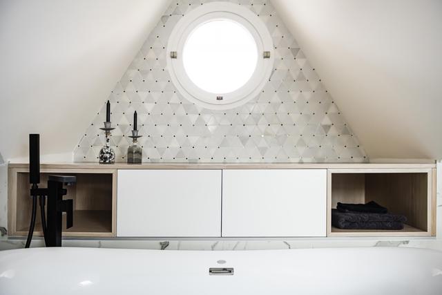 Mosaïque Porcelanosa posée sur le mur du fond pour un effet chic garanti.