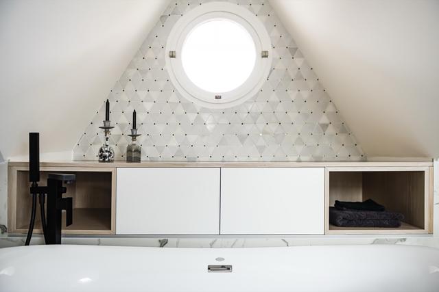 Mosaïque Porcelanosa posée sur le mur du fond pour un effet chic garanti. Mosaïque Porcelanosa posée sur le mur du fond pour un effet chic garanti.