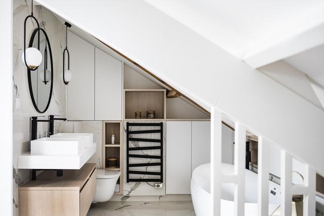Salle de bain optimisée avec des rangements sur mesure.