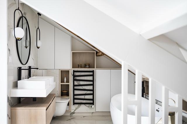 Salle de bain optimisée avec des rangements sur mesure. Salle de bain optimisée avec des rangements sur mesure.