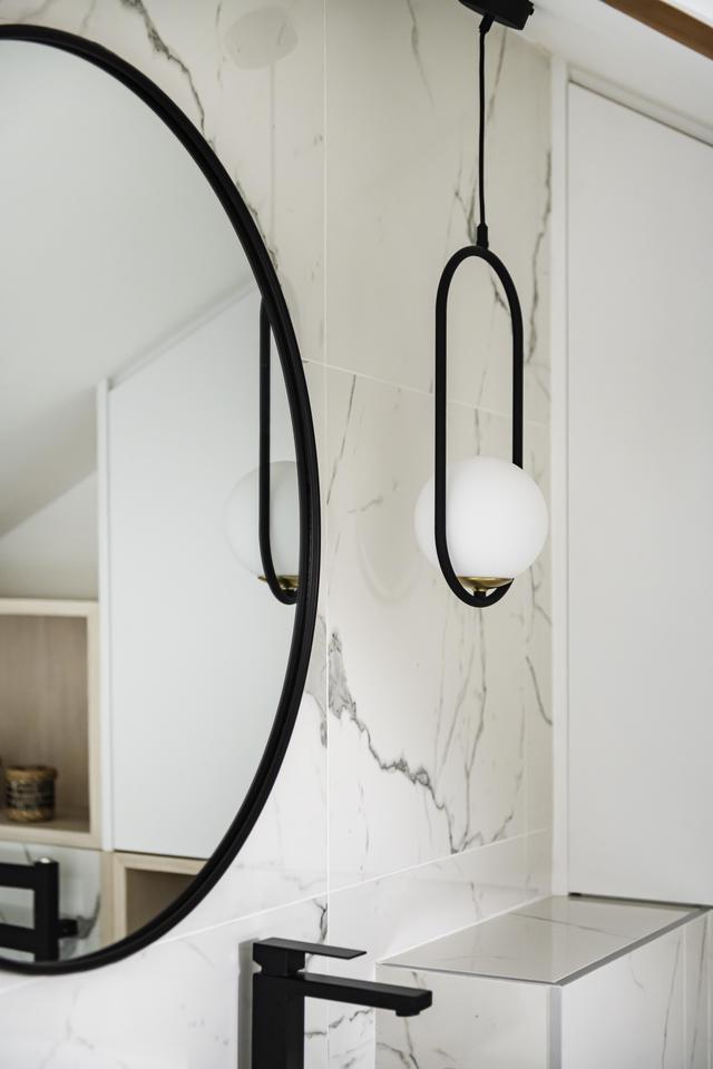 Accessoires noirs pour plus d&rsquo;élégance.