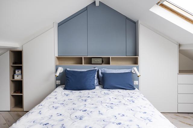 Tête de lit aménagée avec des rangements sur mesure Tête de lit aménagée avec des rangements sur mesure
