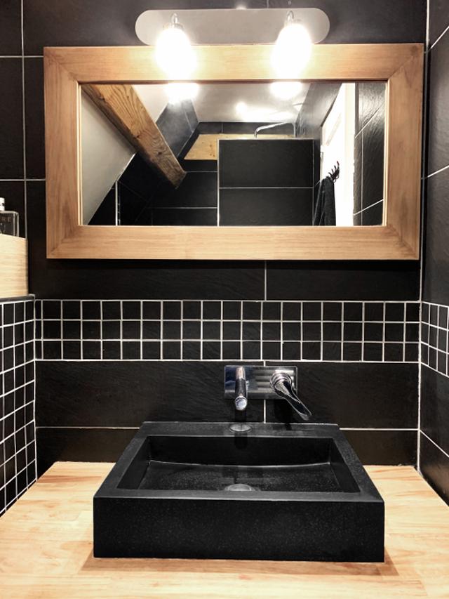 Meuble en bois exotique avec vasque en pierre noire et miroir en bois