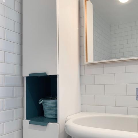 Colonne de salle de bain blanche et bleu pour plus de rangements