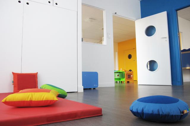 Les murs jaune et bleu permettent de distinguer les différents espaces