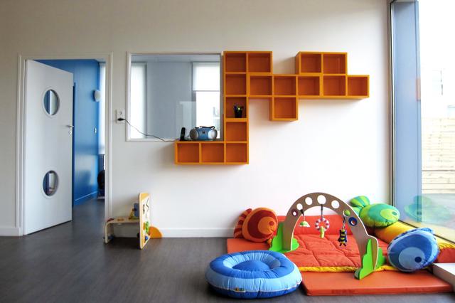 Le sol foncé permet de faire ressortir les coussins rouges, oranges et bleu pour l&rsquo;espace de jeu