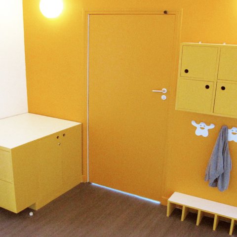 Ensemble vestiaires et rangements jaunes adaptés aux petits pour ranger et accrocher les vêtements