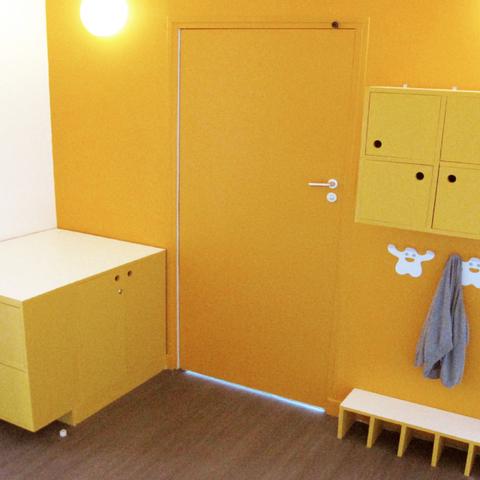 Ensemble vestiaires et rangements jaunes adaptés aux petits pour ranger et accrocher les vêtements