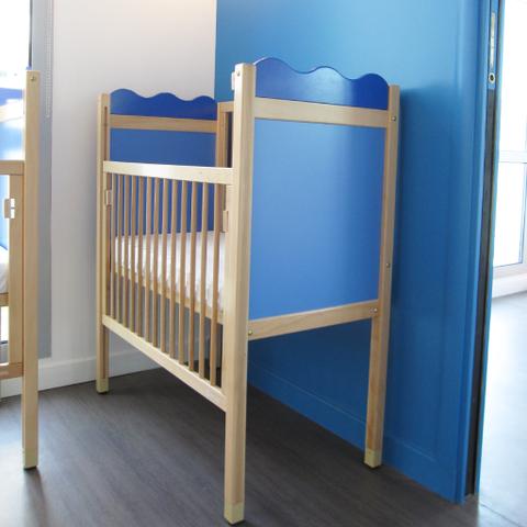 Lit haut à barreaux dans une ambiance bleu pour faire de jolis rêves