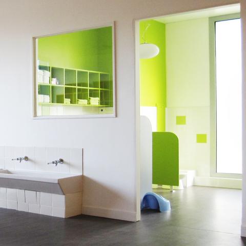 Lavabos adaptés aux tout-petits permettant de se laver les mains facilement. Lavabos adaptés aux tout-petits permettant de se laver les mains facilement.