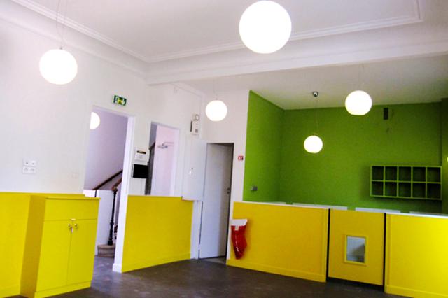 Les luminaires ronds apportent de la luminosité et de la douceur à la pièce.