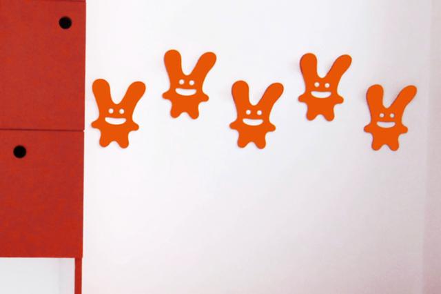 Les portes-manteaux fantômes rouges invitent les enfants à poser leurs affaires dans l&rsquo;entrée.